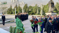 Александр Беглов возложил цветы к монументу независимости Туркменистана