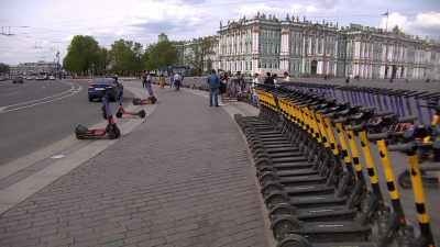 В Петербурге кикшеринговым компаниям предложили сократить число самокатов в центре