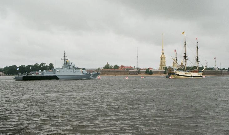 Корабли, которые примут участие в параде ВМФ, ошвартовались в Петербурге - tvspb.ru