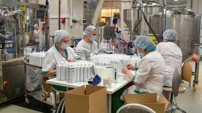 Петербургская компания показала, как производит косметику на основе природных компонентов
