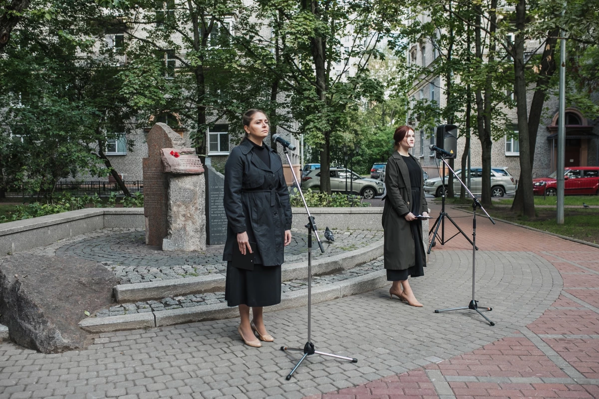 В сквере имени Ольги Берггольц прошла акция памяти «Хранить вечно» - tvspb.ru