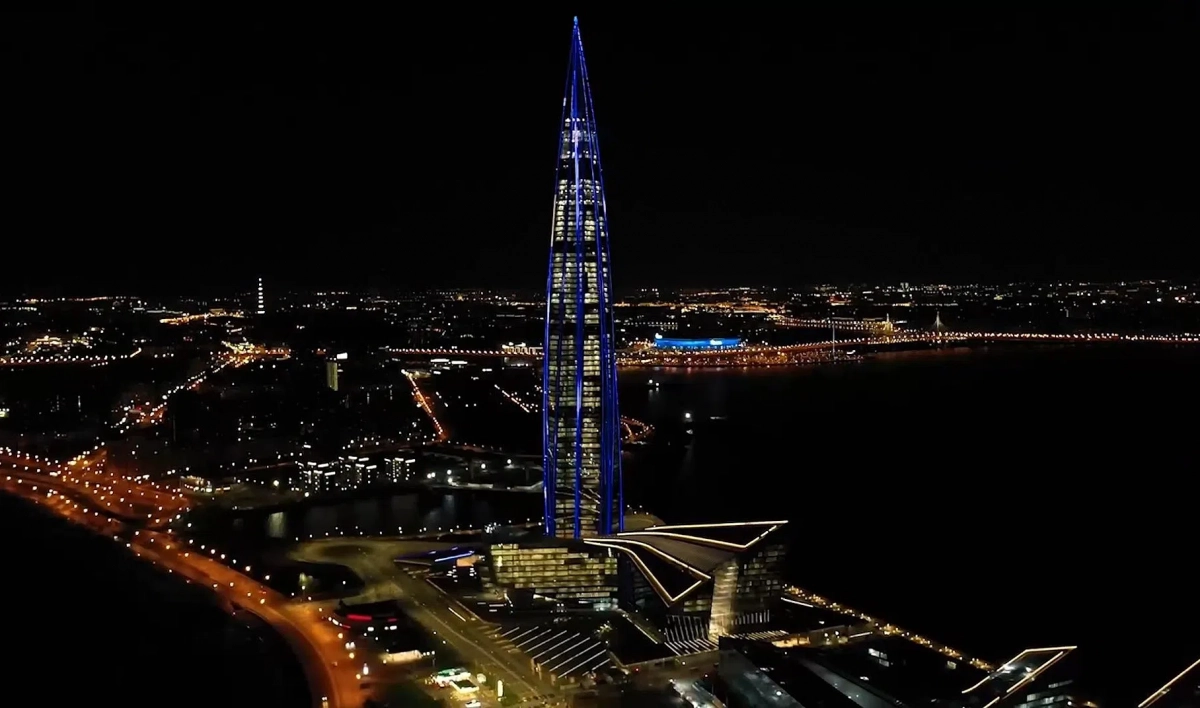 В День ВМФ «Лахта центр» окрасился в цвета Андреевского флага - tvspb.ru