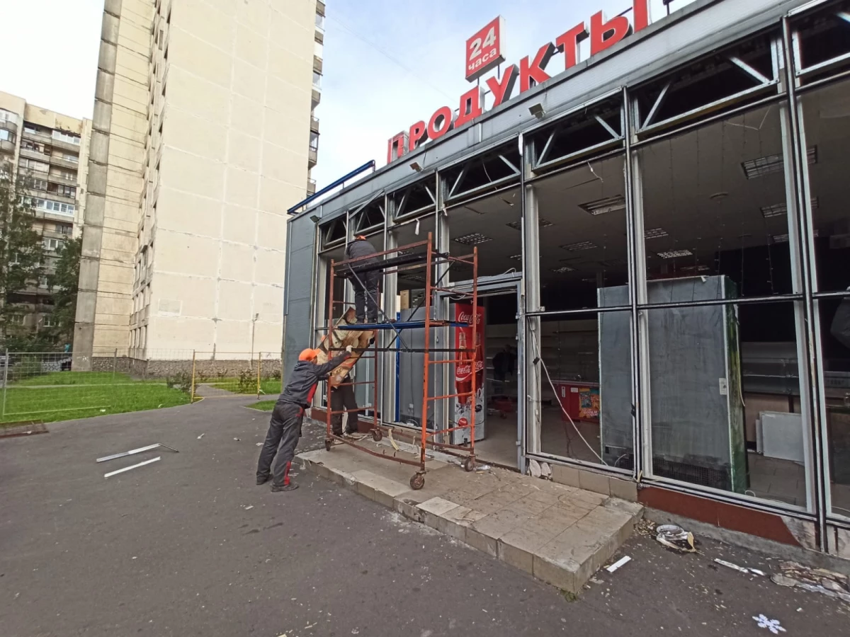 На улице Димитрова начали сносить нелегальный торговый павильон - tvspb.ru