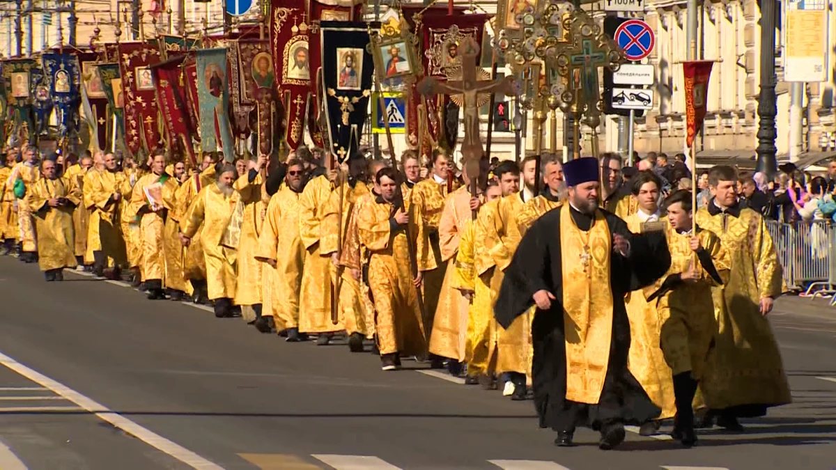 30 тысяч человек стали участниками крестного хода в честь Дня перенесения мощей Александра Невского - tvspb.ru