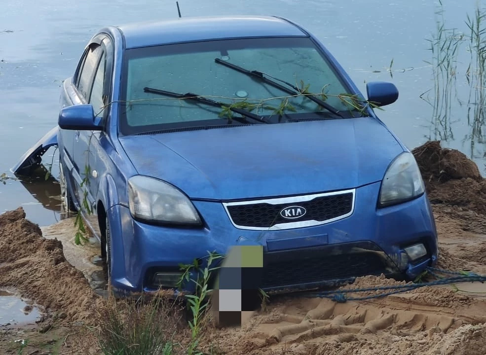 Водолазы достали из карьера в Старой Малуксе авто с телами мужчины и женщины - tvspb.ru