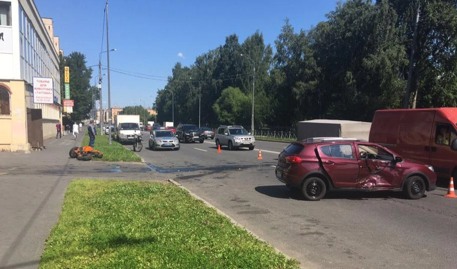 Мотоциклист получил тяжелые травмы в ДТП на Бабушкина - tvspb.ru