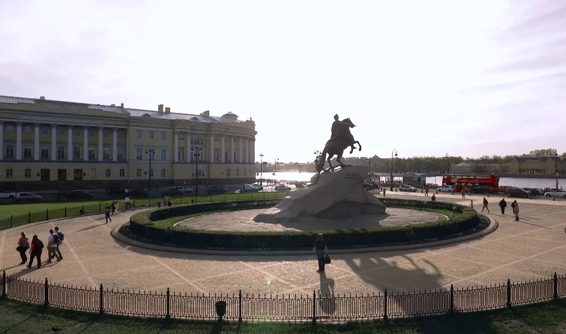 Медный всадник памятник в Санкт-Петербурге. Медный всадник памятник. Памятник Петру первому медный всадник. Памятник Петру первому на Сенатской площади.