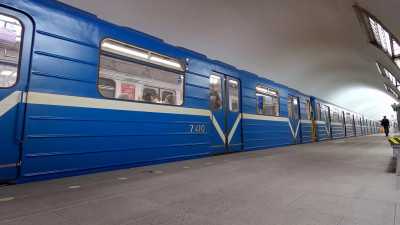 Поезда на «оранжевой» линии следуют от станции «Улица Дыбенко» до станции «Площадь Александра Невского 2»