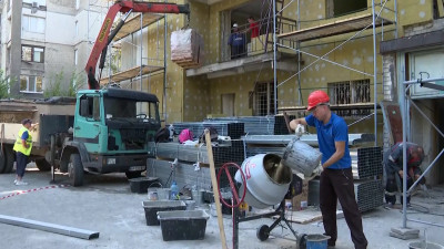 Петербургские специалисты восстанавливают разрушенные общежития в Мариуполе