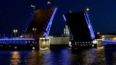 Дворцовый мост развели под гимн «Зенита»