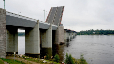 Разводка Ладожского моста остановит движение по «Коле» в среду