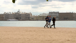 О важности лопаты, тяжёлом умственном труде и «искусстве мгновения» на бегу с мастерами песчаной скульптуры
