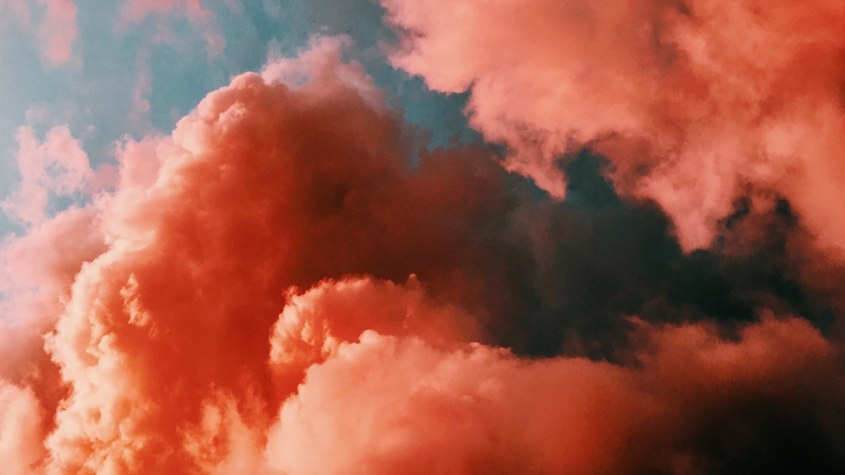 Каспер, метеор или сердце: Необычное розовое облако заметили в Петербурге - tvspb.ru