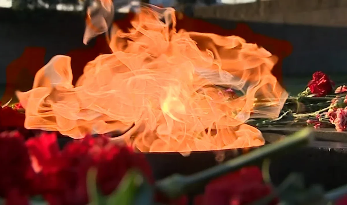 В Коккорево у «Разорванного кольца» снова запылал Вечный огонь - tvspb.ru