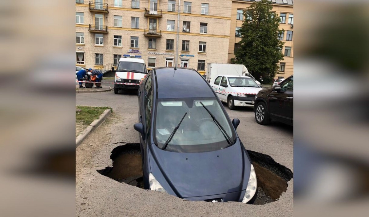 На Варшавской улице «Пежо» провалился в яму - tvspb.ru