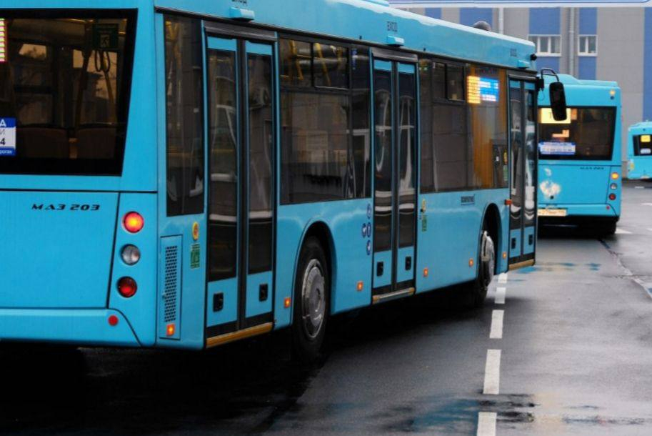 Три автобуса изменили маршруты из-за пожара на складе в Шушарах