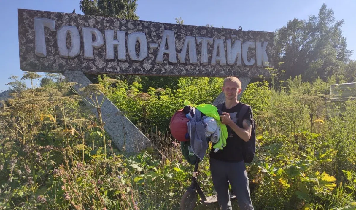 Петербуржец, отправившийся во Владивосток на самокате, доехал до Горно-Алтайска - tvspb.ru