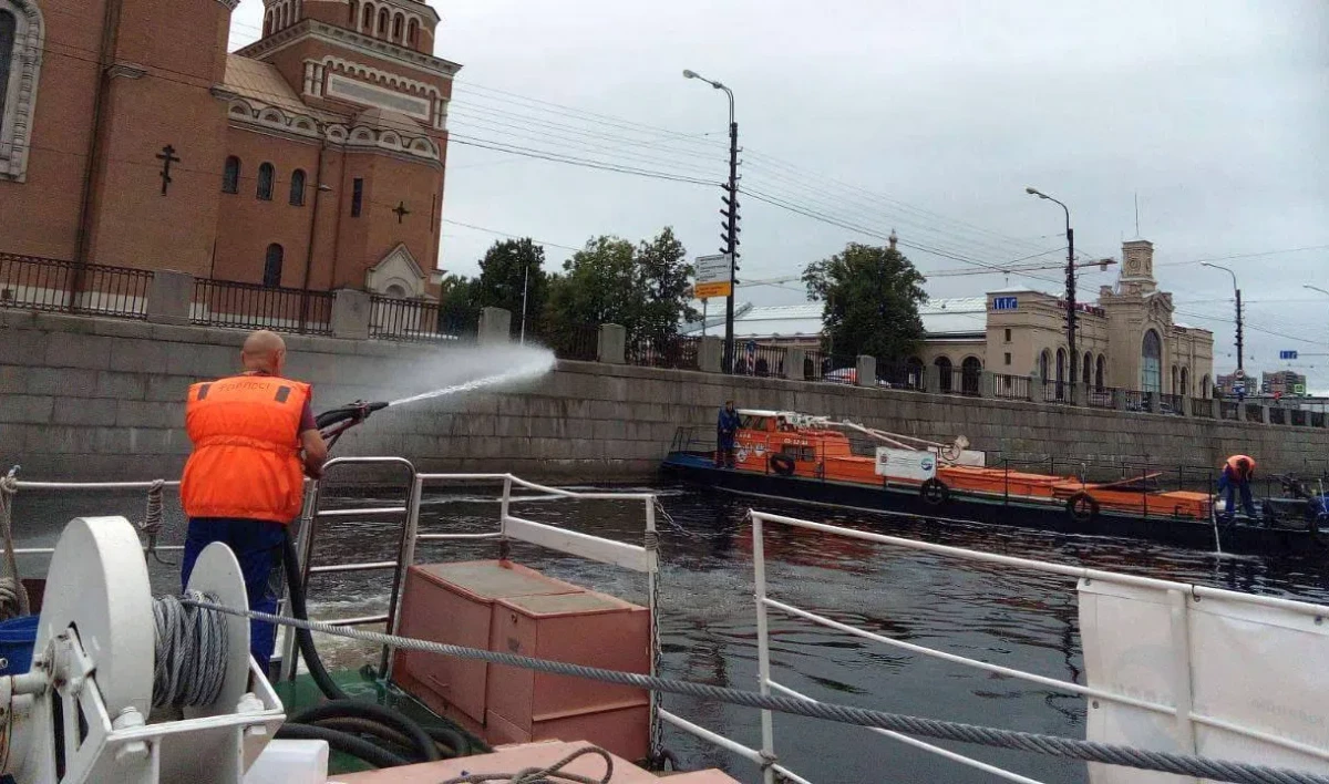 Экологи очистили акваторию Обводного канала от нефти - tvspb.ru