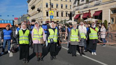 Полсотни волонтеров помогали петербуржцам во время шествия Крестного хода