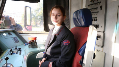 Первая женщина-машинист Октябрьской железной дороги отправилась в самостоятельный рейс