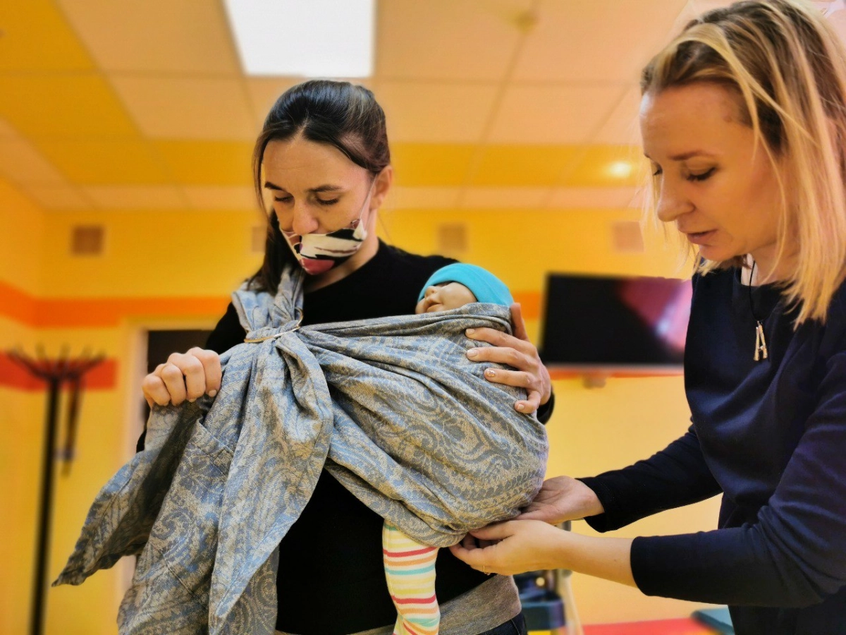 Молодых мам из Петербурга приглашают на бесплатный мастер-класс по слингоношению - tvspb.ru