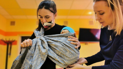 Молодых мам из Петербурга приглашают на бесплатный мастер-класс по слингоношению