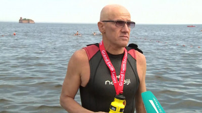 Слабовидящий спортсмен Александр Костин рассказал, как проплыл 25 км в Финском заливе