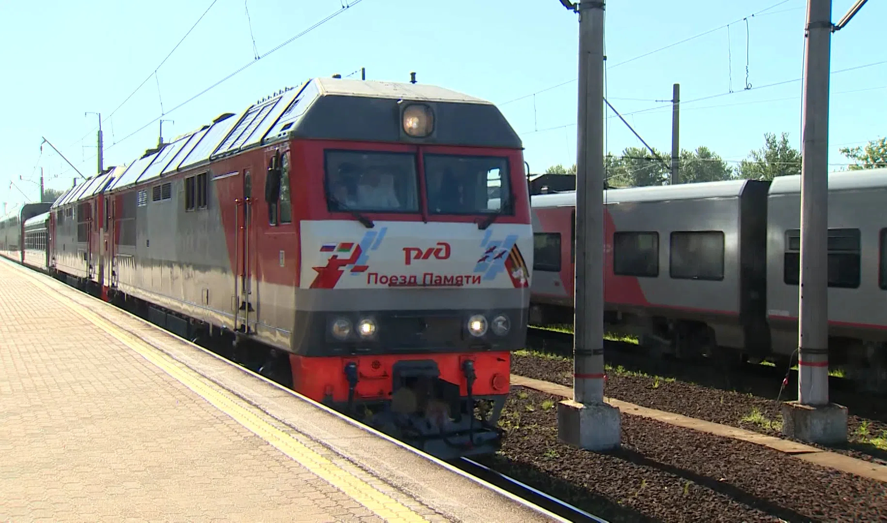 Train memory. Российские поезда. Поезд памяти. Поезд памяти Петергоф. Поезд 014.