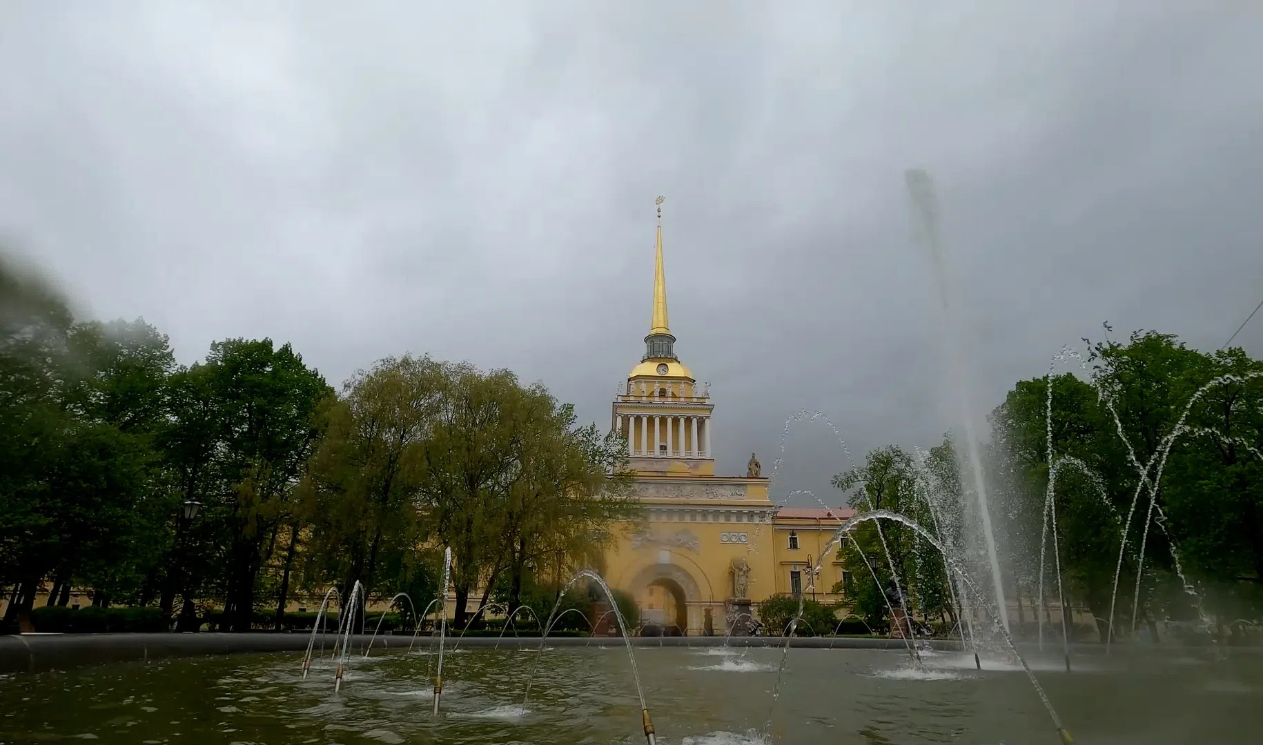 Петербург неделя. Город Санкт Петербург. Питер в сентябре. Санкт-Петербург пасмурно. Дождь над городом.