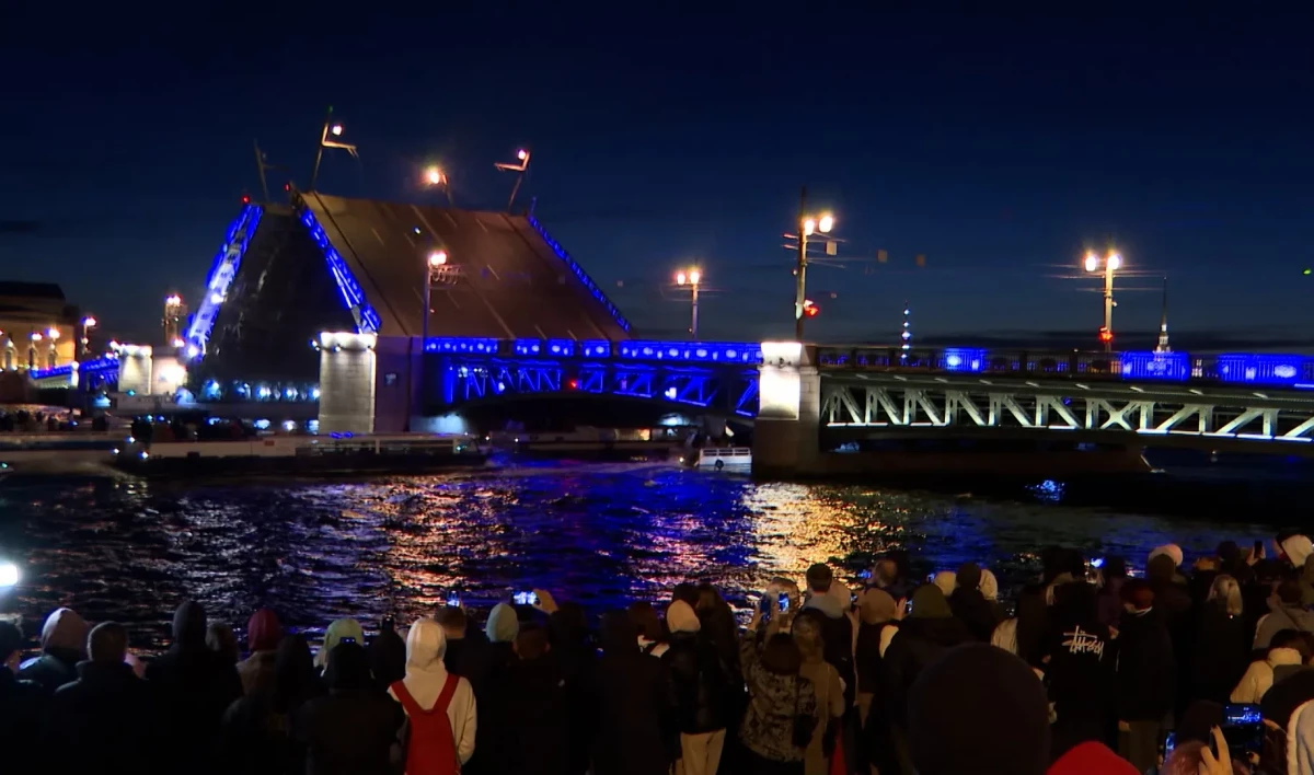 В ночь на пятницу Дворцовый мост разведут под классическую музыку последний раз в этом году - tvspb.ru