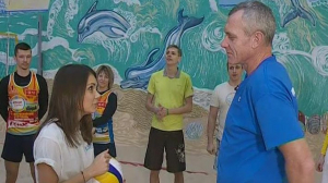 В День рождения волейбола Дарья Цыбульская тренируется на теплом песке