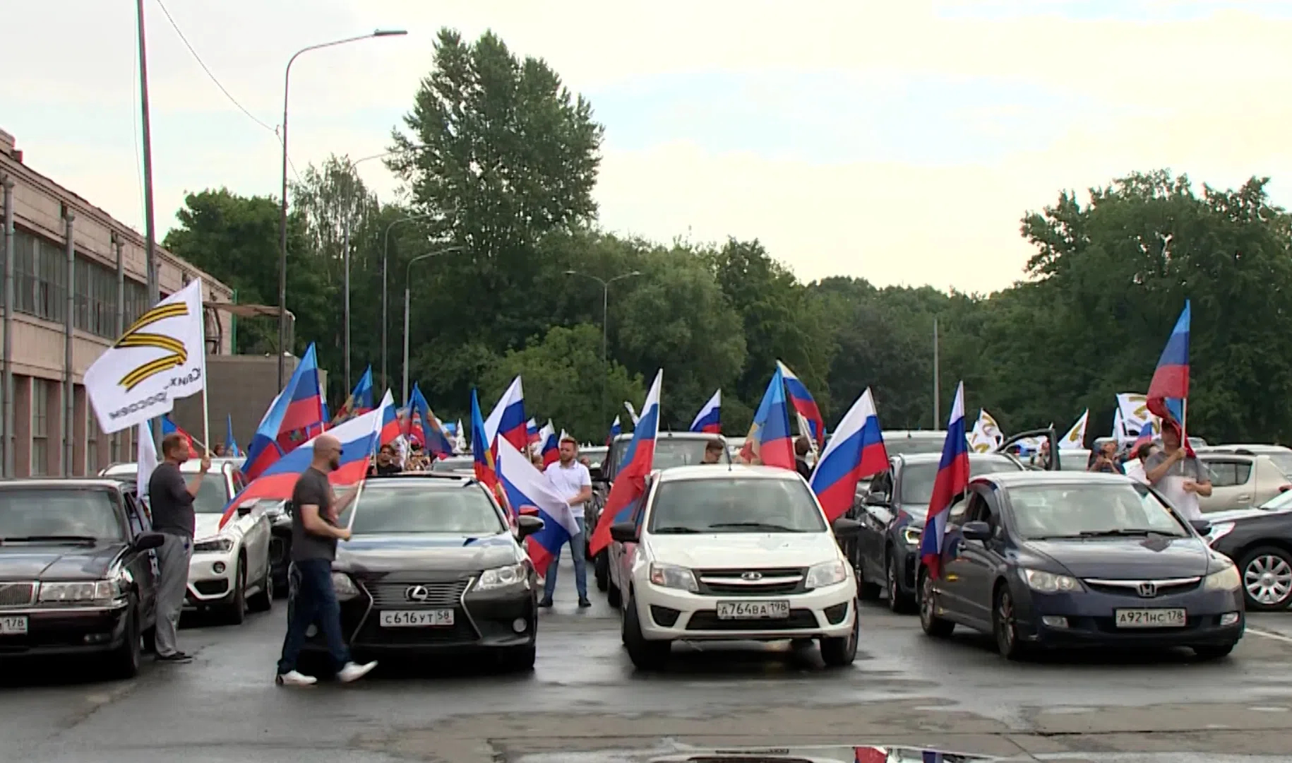 Авто пробег центр. Автопробег. Автопробег в поддержку России. Автопробег в поддержку Российской армии. Автопробег в поддержку России в Костроме.