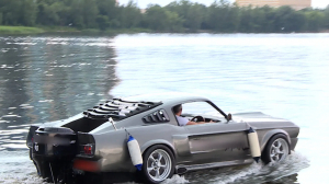 На гребне волны: что за стильный спорткар рассекает Невскую акваторию