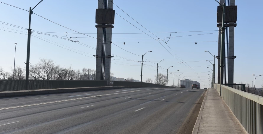 Из-за замены асфальта на Невском путепроводе ограничат движение - tvspb.ru