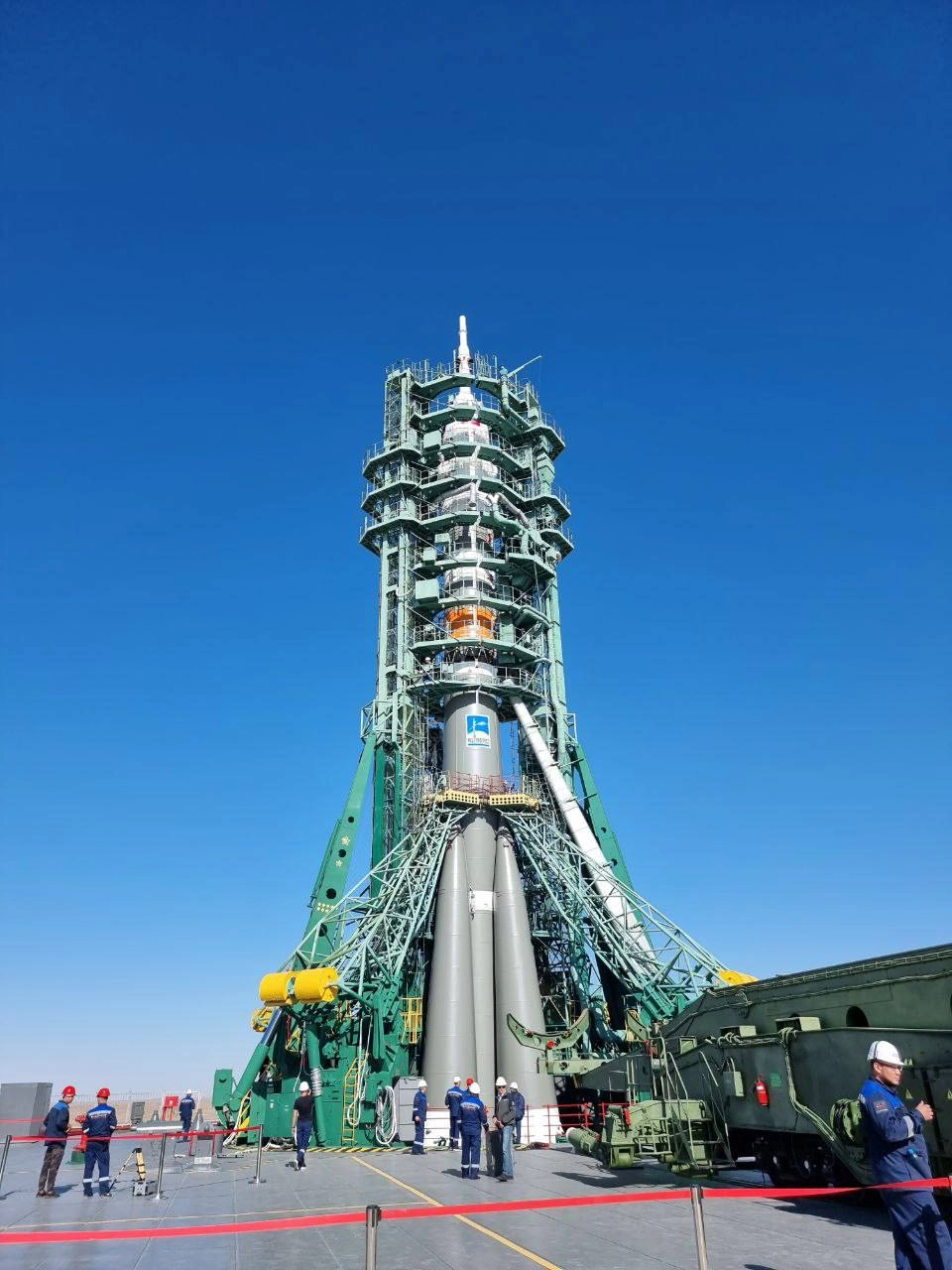 На Байконуре установили ракету с кораблём «Циолковский», который повезёт к МКС космонавтов России и США - tvspb.ru