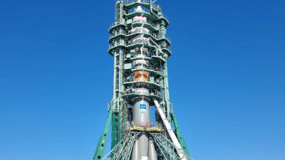 На Байконуре установили ракету с кораблём «Циолковский», который повезёт к МКС космонавтов России и США