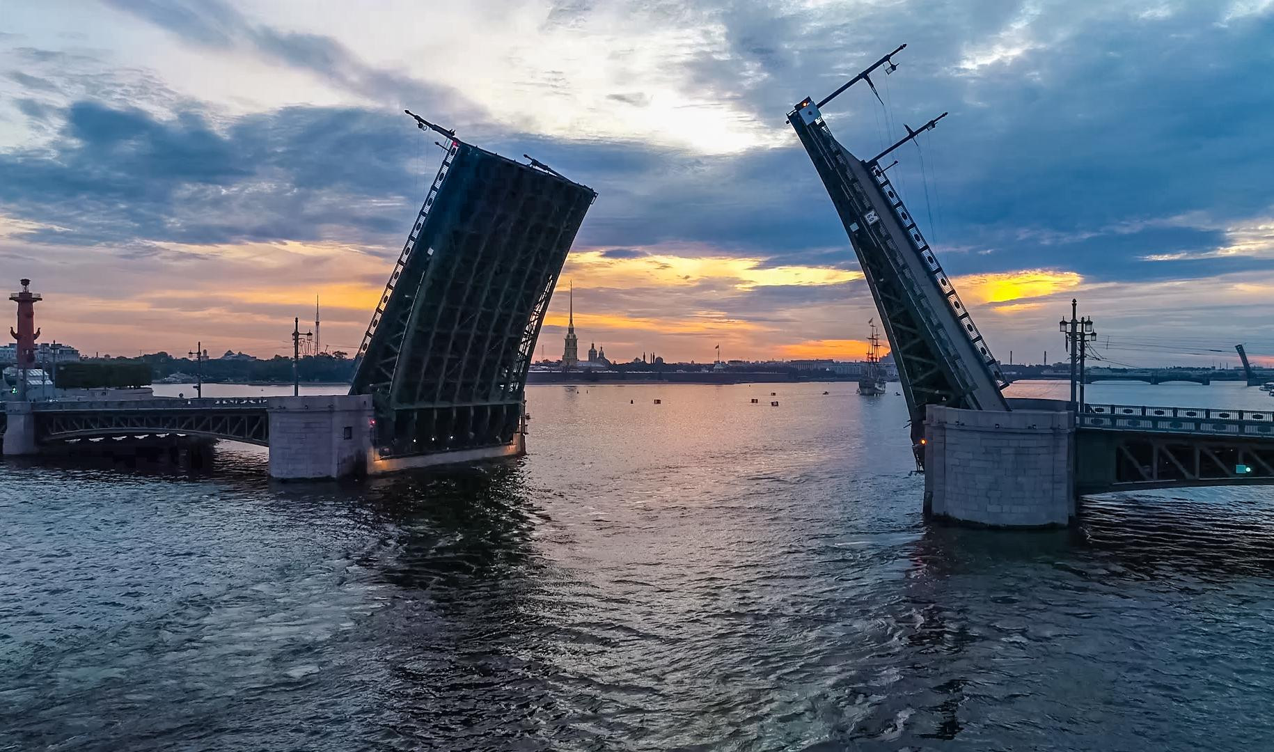 Разводной мост в Санкт-Петербурге днем