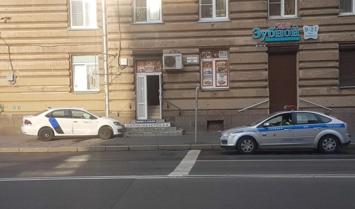 На улице Бабушкина каршеринговый автомобиль врезался в крыльцо дома - tvspb.ru