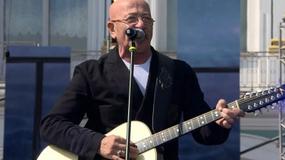 Телеканал «Санкт-Петербург» покажет концерт с участием Александра Розенбаума «По местам стоять!»