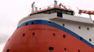 Ледостойкая платформа «Северный полюс» в Большом морском порту готовится к отплытию