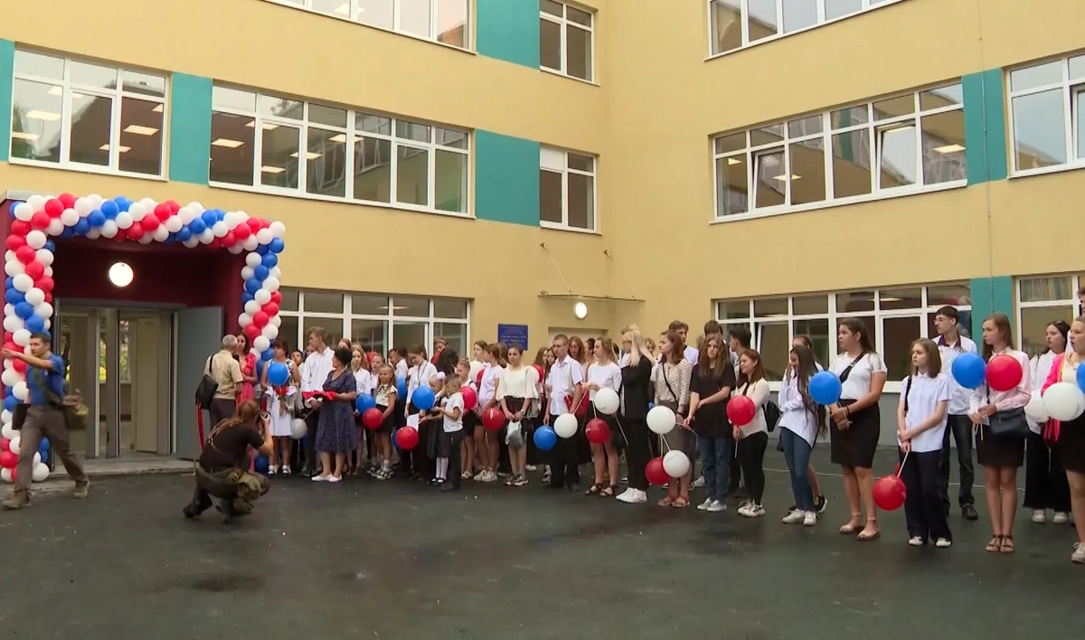 К 1 сентября петербургские специалисты сдали три школы в Мариуполе - tvspb.ru