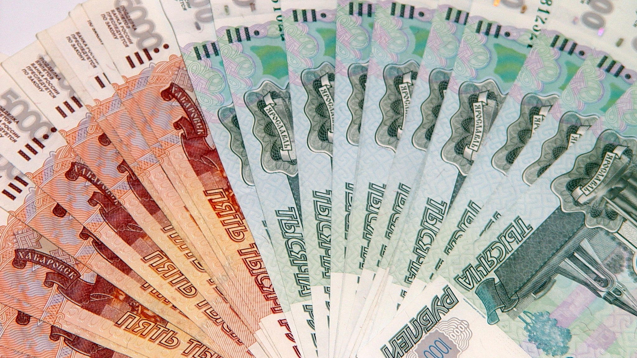 Курс рубля заметно укрепился к доллару и евро