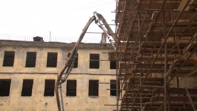 Рабочий упал со строящегося здания на улице Добролюбова