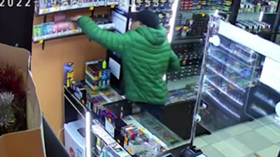 Камера магазина запечатлела мужчину, который украл сигареты почти на 13 тысяч рублей