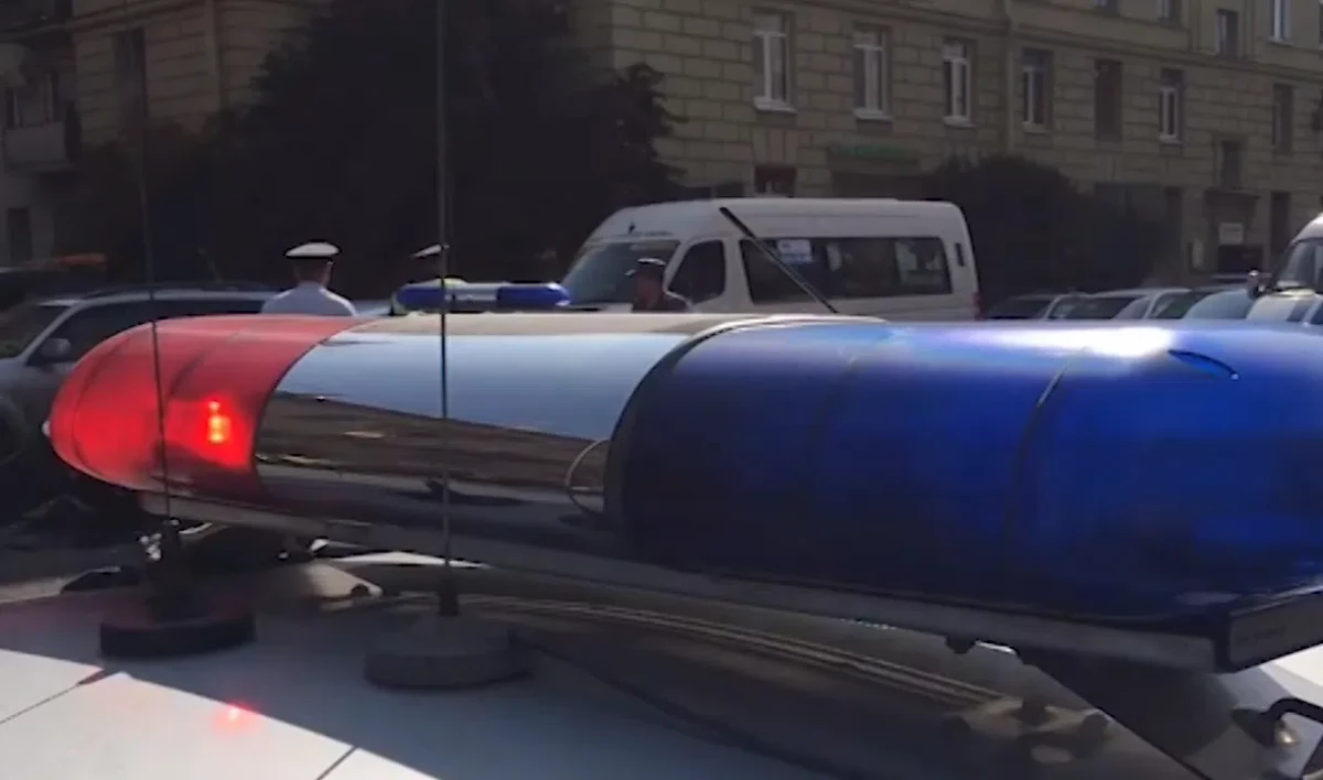 На Пискаревском проспекте сотрудник ДПС на мотоцикле влетел в иномарку - tvspb.ru