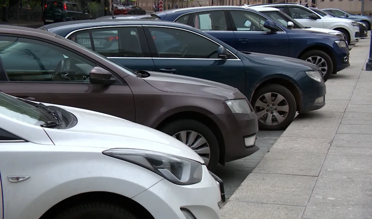 За парковку на окрашенном асфальте в петербургских дворах будут штрафовать - tvspb.ru