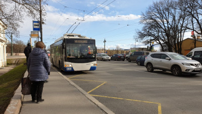 Депортация и штраф: В Петербурге суд рассмотрел дело мигрантки, бросившей бутылку в троллейбус