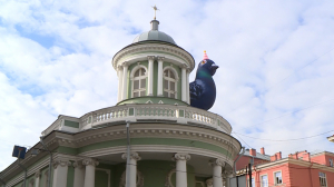 Аннатолий на крыше Анненкирхе: голубь по-прежнему остаётся символом