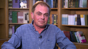 Вся жизнь — театр. Заслуженный артист России Михаил Морозов о неуверенности актёров, тонком искусстве моноспектаклей и зависимости от профессии