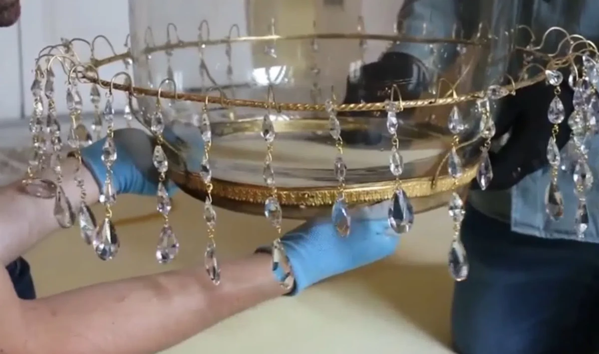 Старинные люстры-фонари вернулись после реставрации в вестибюль Павловского дворца - tvspb.ru